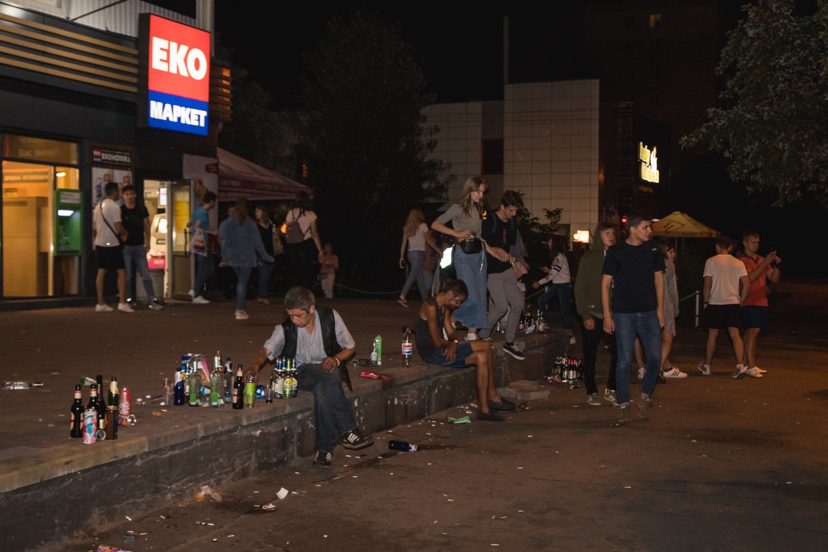 На Милютенка, 7Б более 100 студентов распивали спиртные напитки и шумели