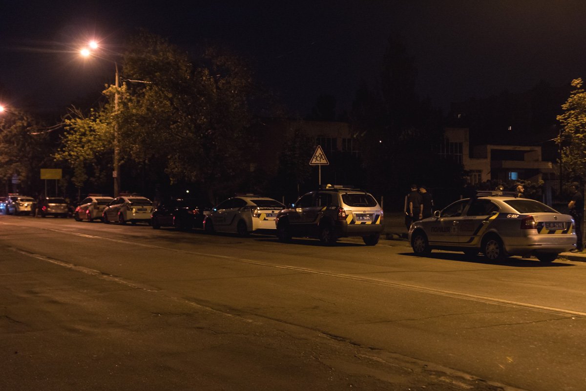 Чтобы угомонить толпу, собралось более 10 экипажей полиции