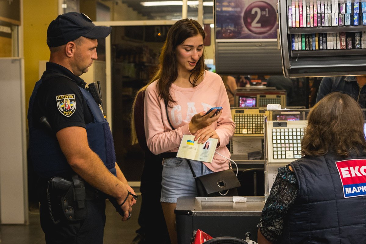 На кассе супермаркета проверяли документы