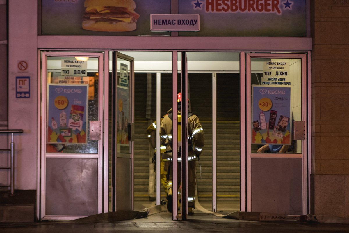 Согласно легенды, произошло возгорание во втором вагоне поезда, на линии станции метро «Дарница» Согласно легенды, произошло возгорание во втором вагоне поезда, на линии станции метро «Дарница»
