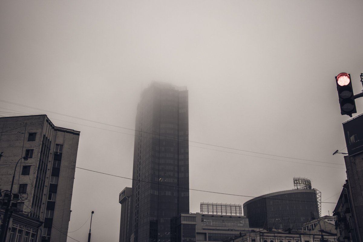 На утренний Киев опустился густой туман