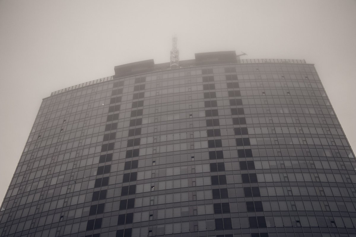 Туман небольшой дымкой спустился на улицы столицы