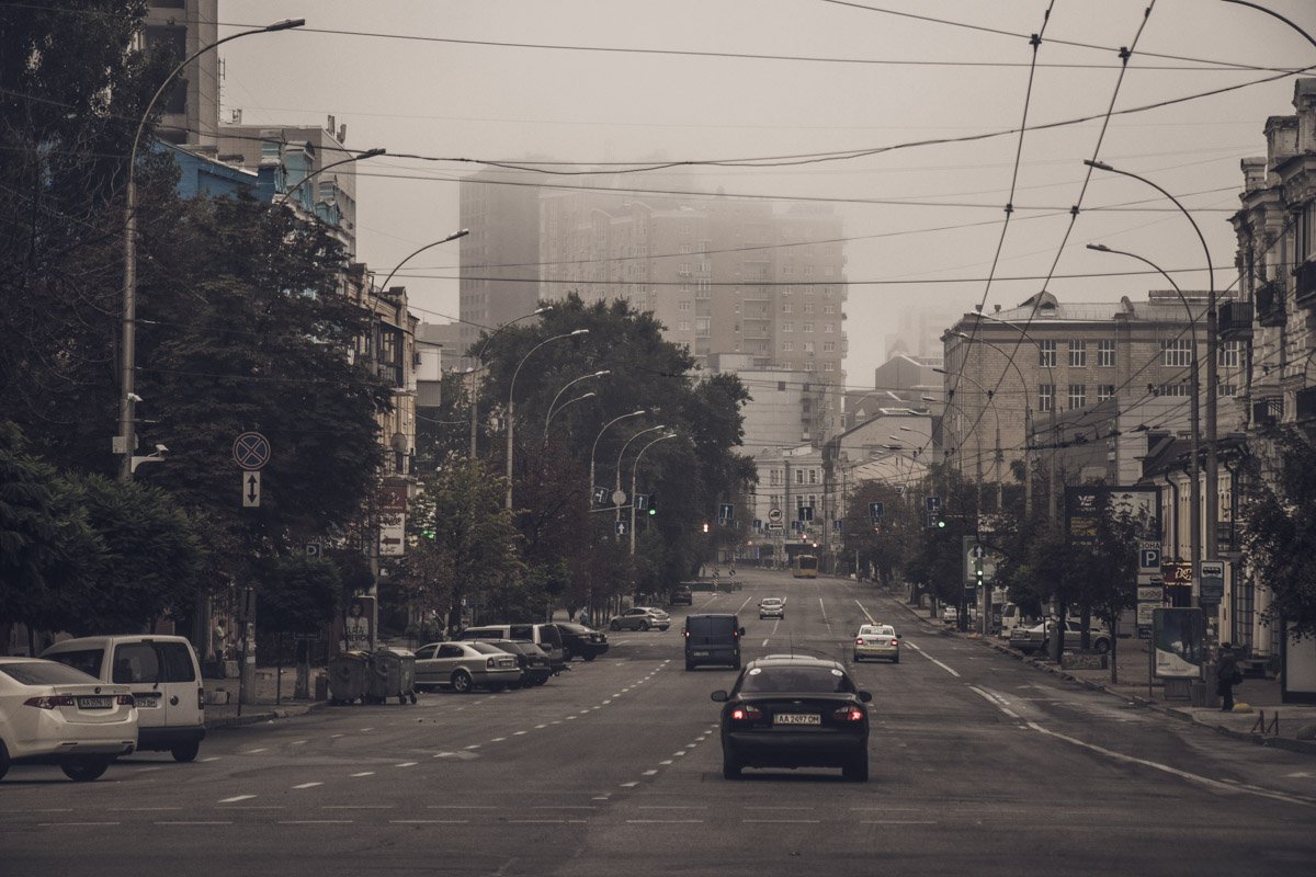 Как будто плавая, машины медленно прорезают дымку и двигаются вперед