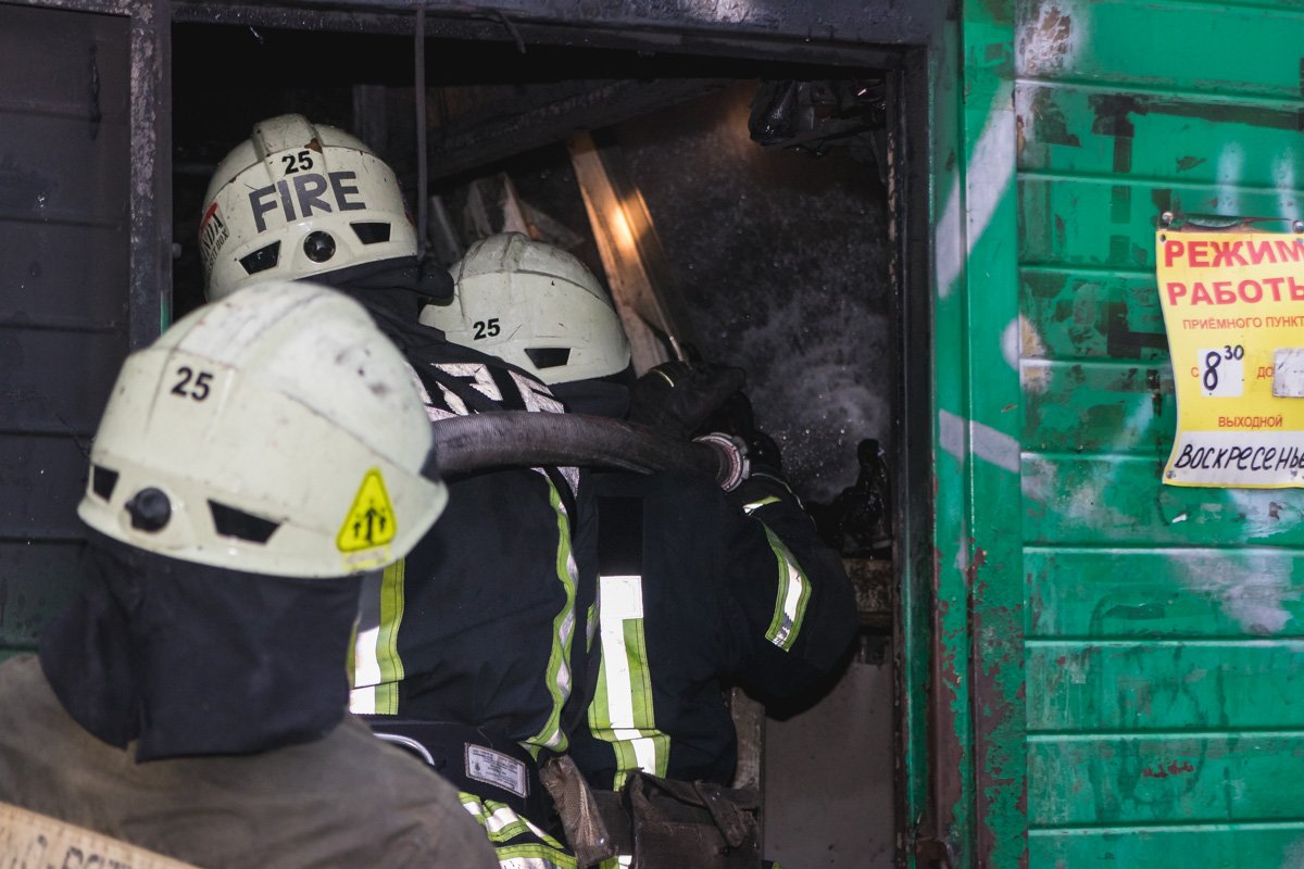 В помещении находилось множество стеклотары и другого сырья В помещении находилось множество стеклотары и другого сырья