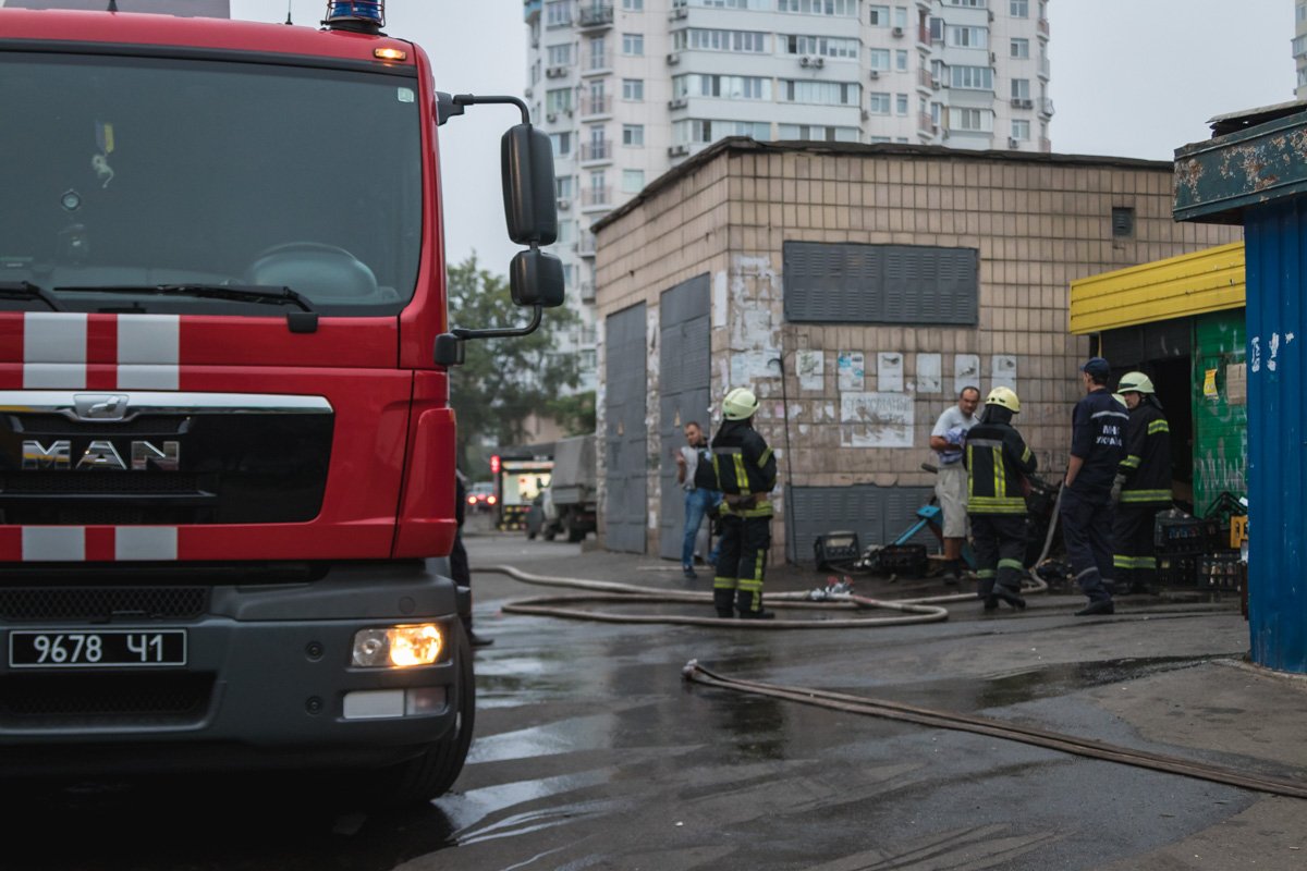 Прибывшие на место пожарные оперативно ликвидировали возгорание и не дали огню распространиться Прибывшие на место пожарные оперативно ликвидировали возгорание и не дали огню распространиться