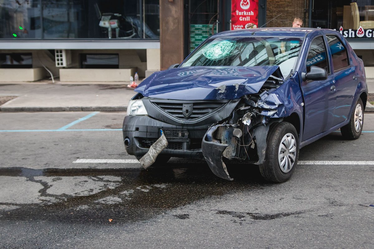 Ранним утром в Киеве на улице Бассейной произошло ДТП