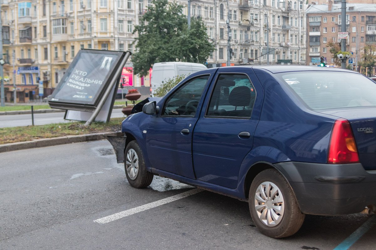 Такси Dacia протаранила ситилайт