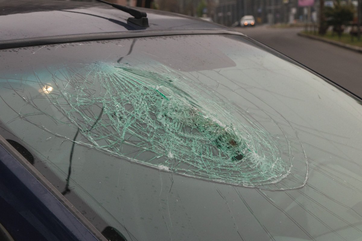 Пассажир автомобиля сильно ударился головой об стекло