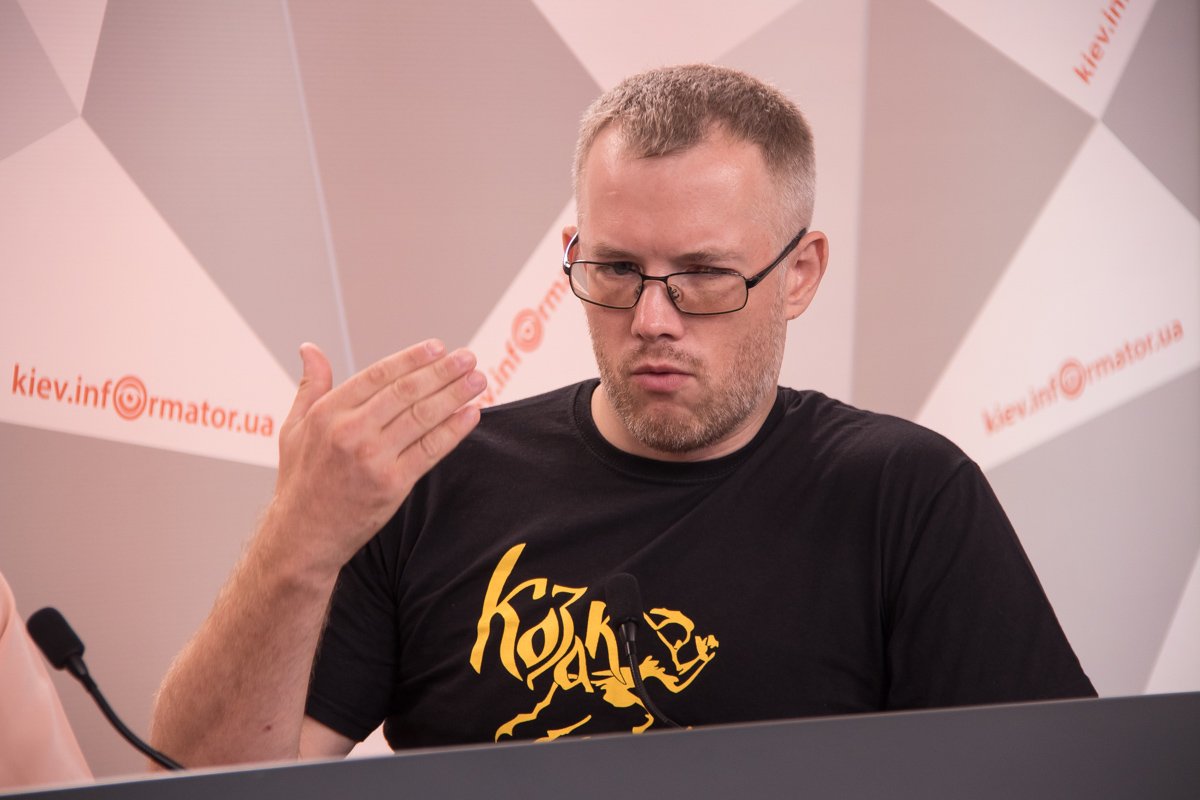 Идея подать инициативу в «Бюджет участия» пришла активистам, когда они увидели, в каких условиях занимаются спортом дети