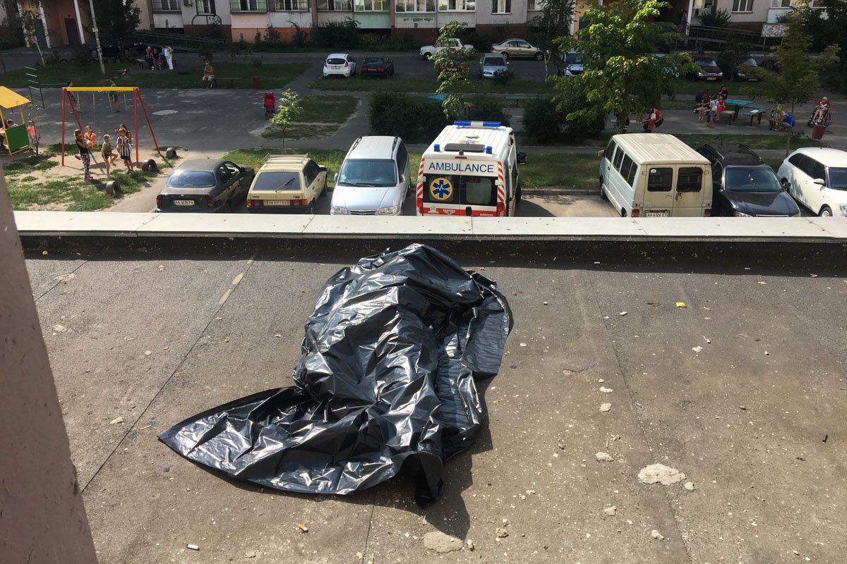 15-летняя девочка выпала из окна 13 этажа