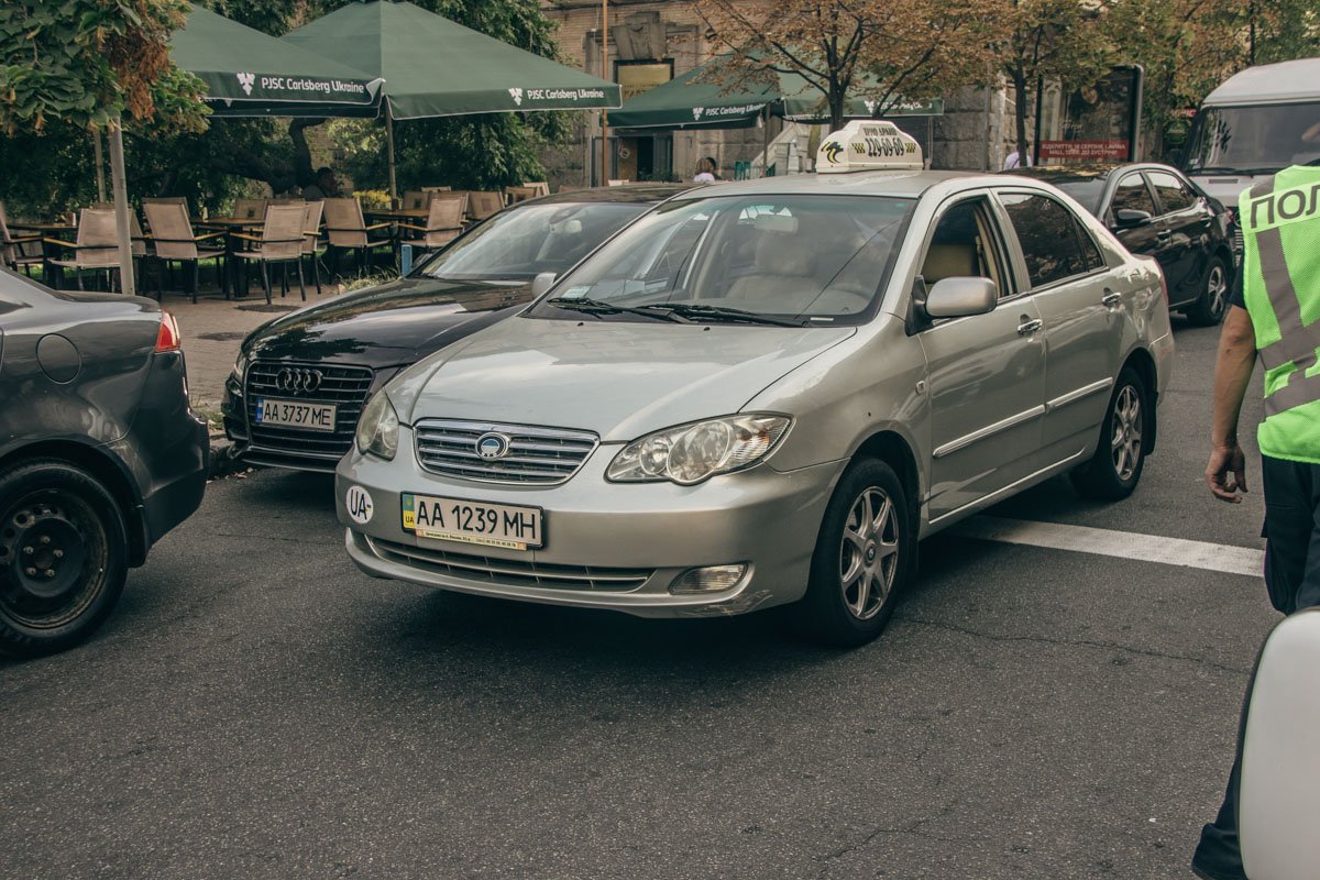 На пересечении улиц Прорезная и Бориса Гринченко произошел конфликт между двумя водителями