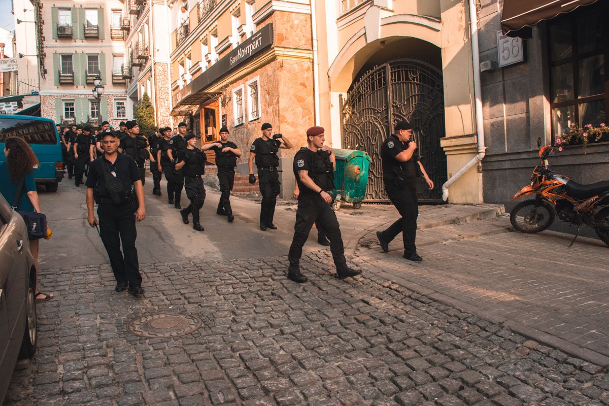 28 августа на улице Воздвиженской, 56 группа неизвестных молодых людей захватила одно из офисных помещений