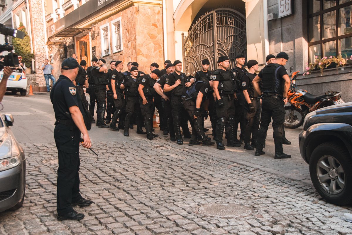 Чтобы задержать всех нарушителей, копам потребовалось несколько раз штурмовать здание