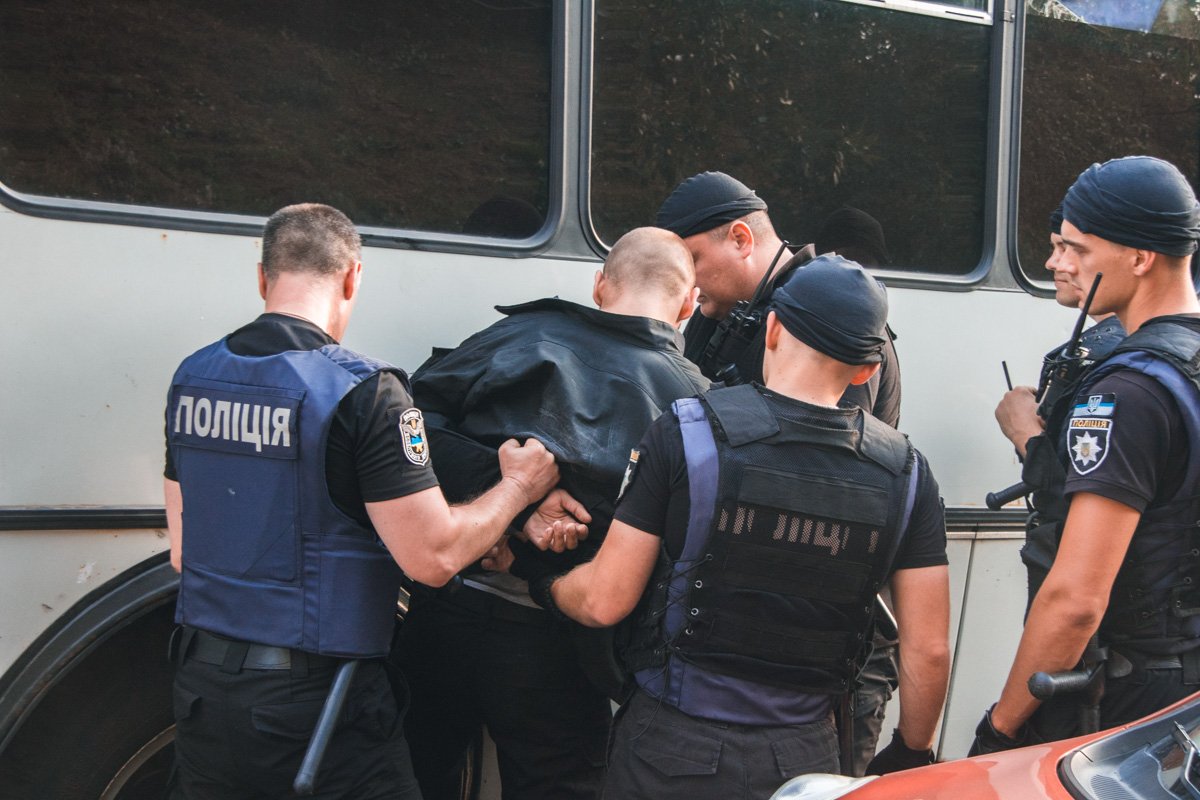 Около 10-15 неизвестных молодых людей ворвались в здание