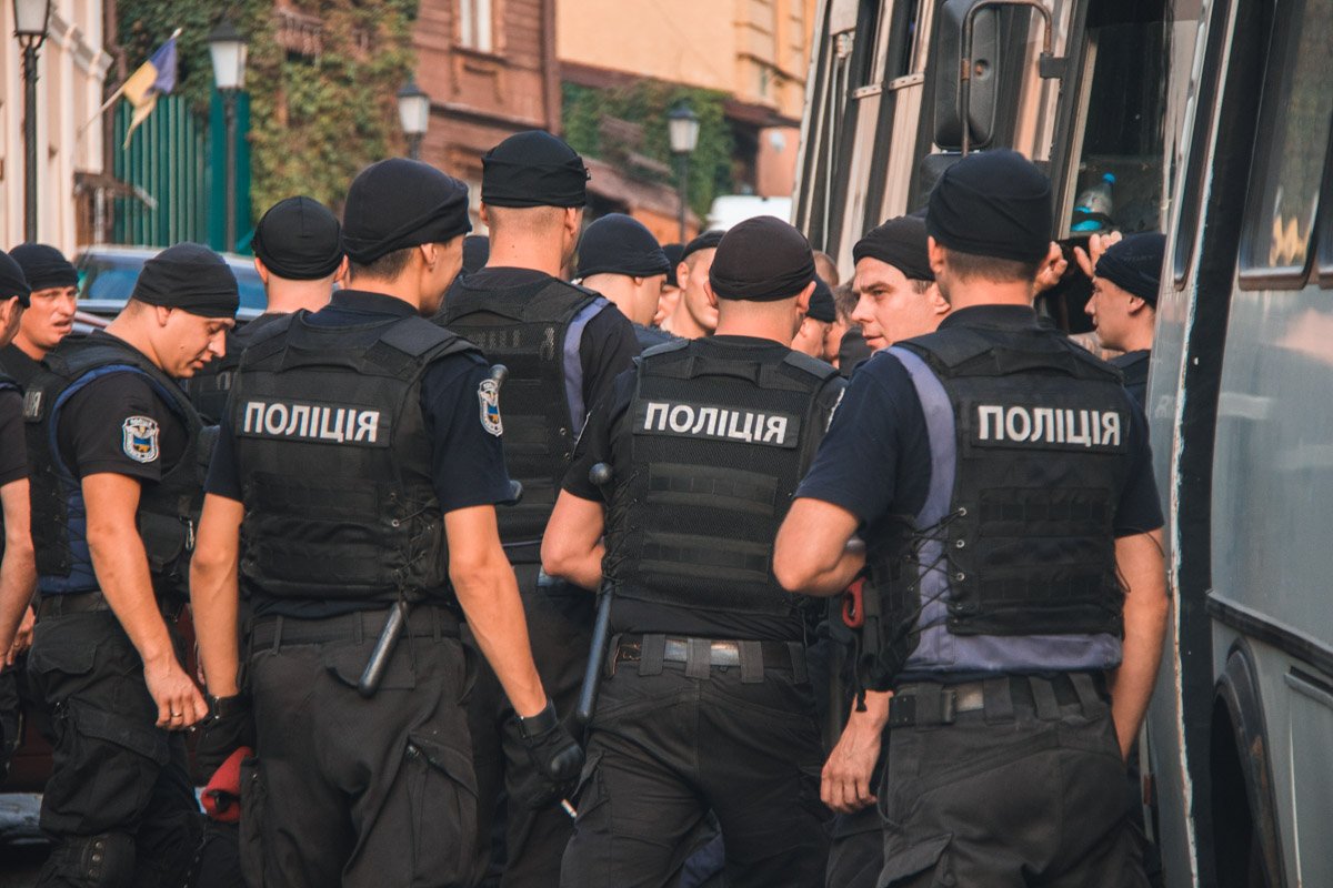 На помощь патрульным прибыли отряды специального назначения