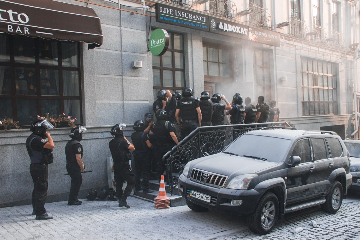 Полицейским давали серьезный отпор и "поливали" их из огнетушителя