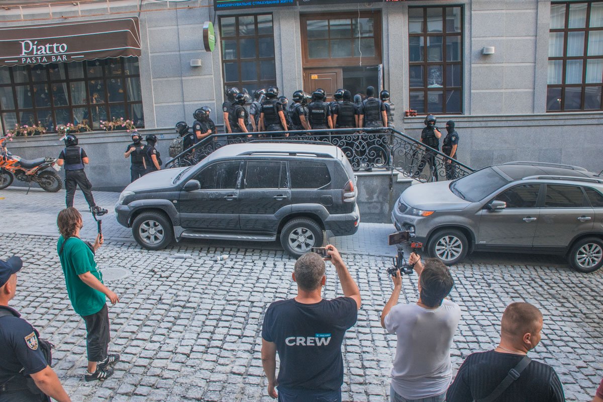 За работой правоохранителей следили обычные прохожие