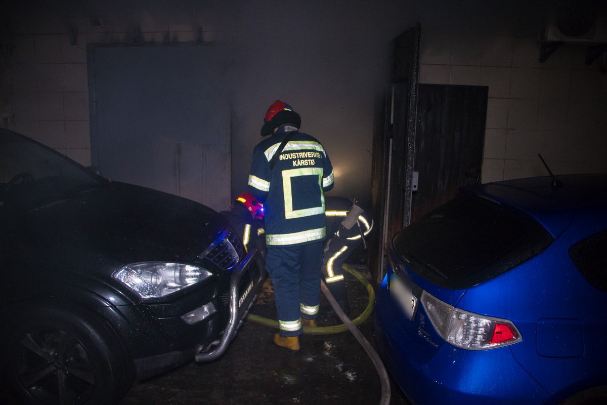 Пожарные не допустили распространение огня на соседние гаражи