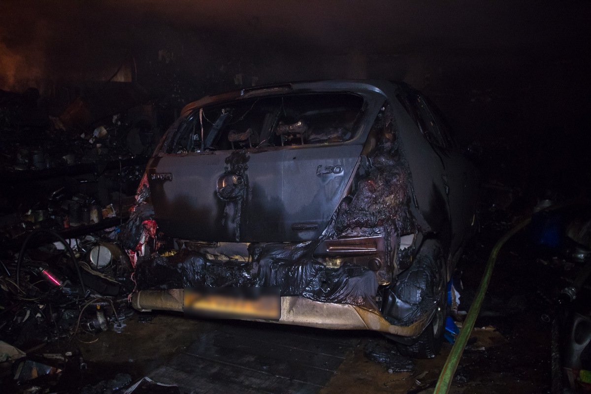 Во время пожара внутри находился автомобиль