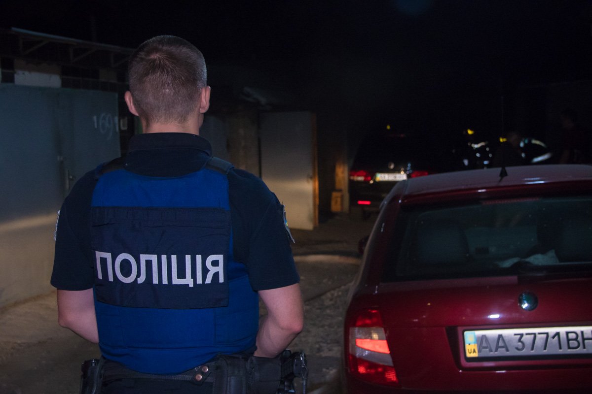 На месте работали пожарные, а также дежурили медики и полиция