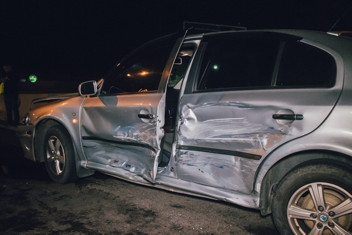 Lanos въехал в бок проезжавшей в сторону Московского моста Skoda Octavia