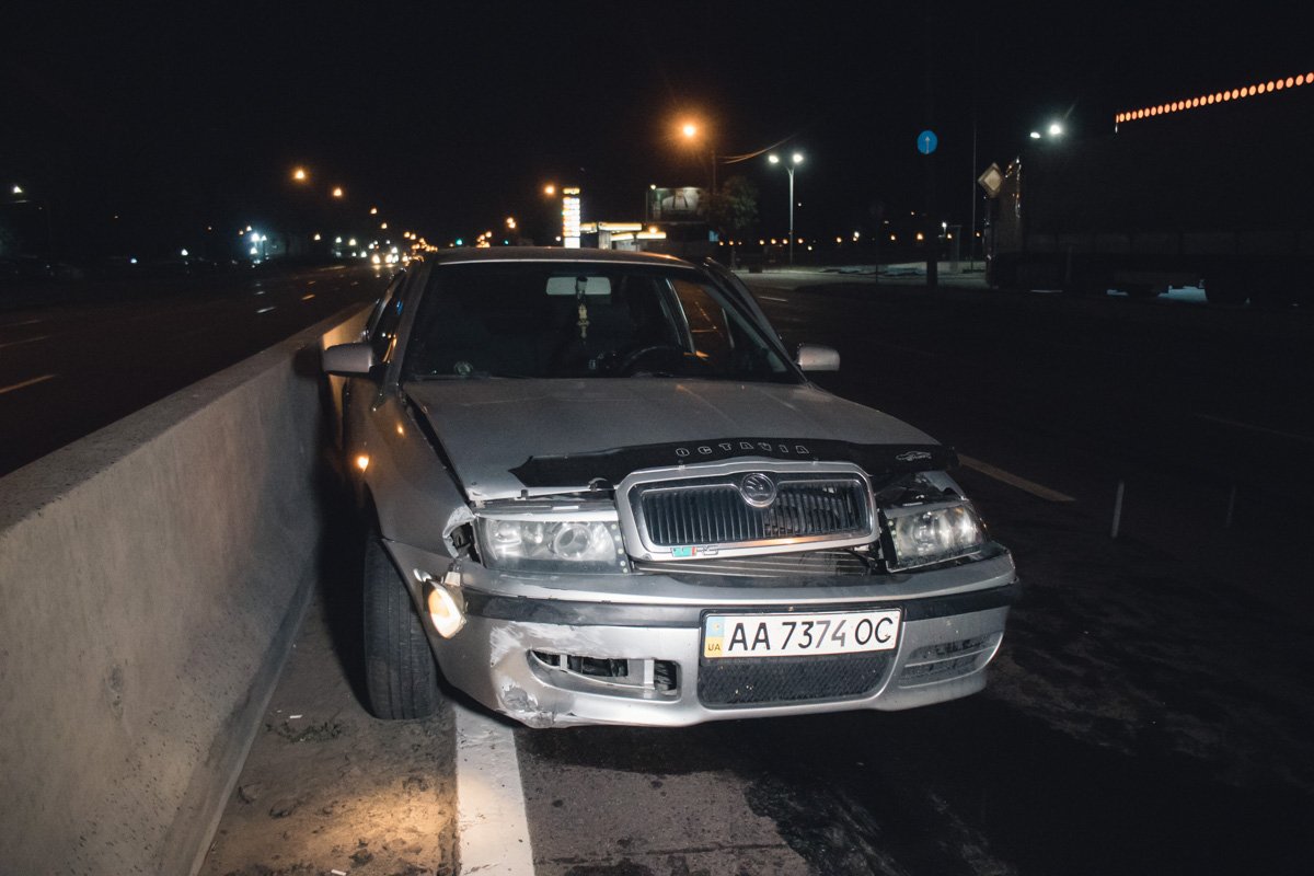 От удара "чеха" отбросило в оградительный забор-отбойник и развернуло на 180 градусов