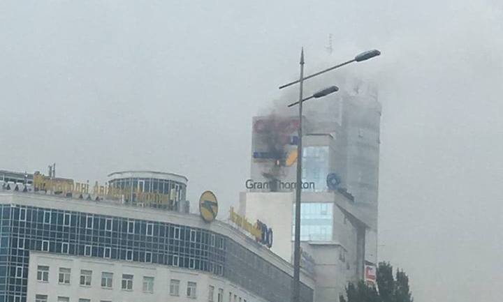 В среду, 29 августа, около станции метро "Бориспольская" заметили клубы черного дыма В среду, 29 августа, около станции метро "Бориспольская" заметили клубы черного дыма