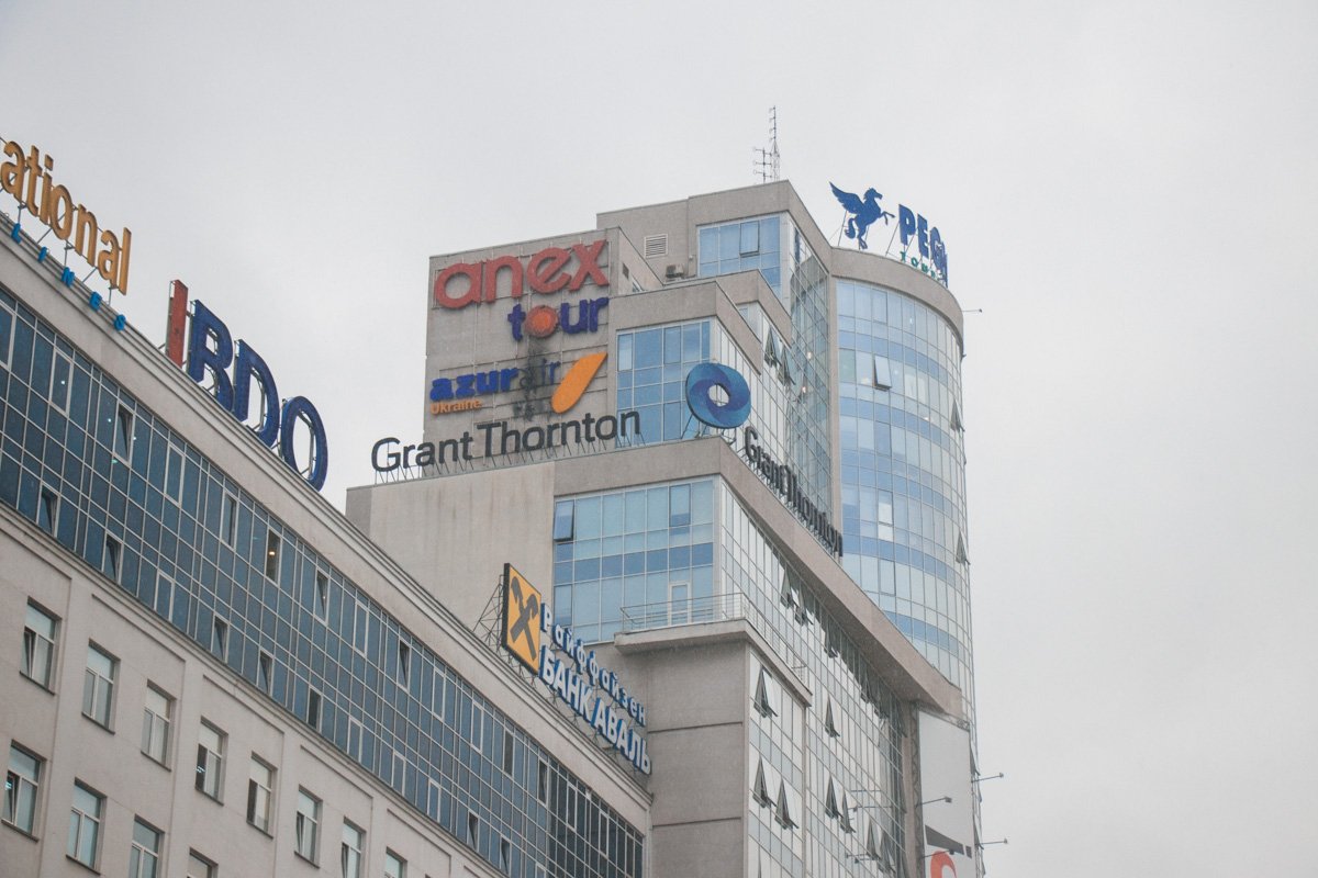 Возгорание случилось на крыше здания, на 20 этаже Возгорание случилось на крыше здания, на 20 этаже