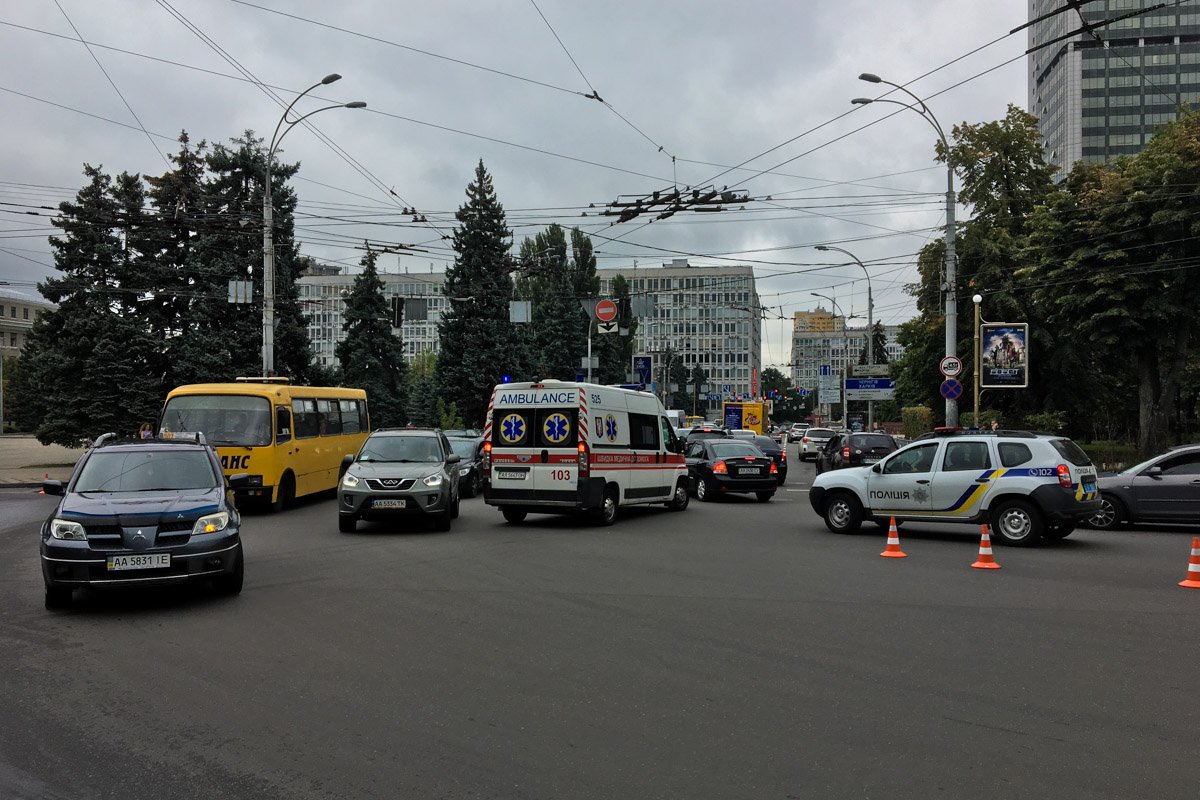 Митинг под посольством РФ усугубил транспортный коллапс на дорогах Митинг под посольством РФ усугубил транспортный коллапс на дорогах