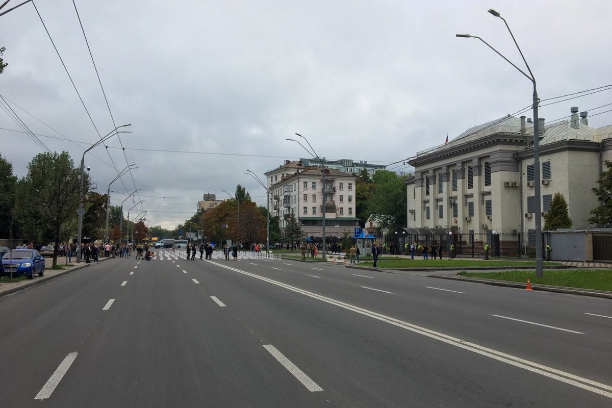 Митингующие военные перекрыли дорогу Митингующие военные перекрыли дорогу