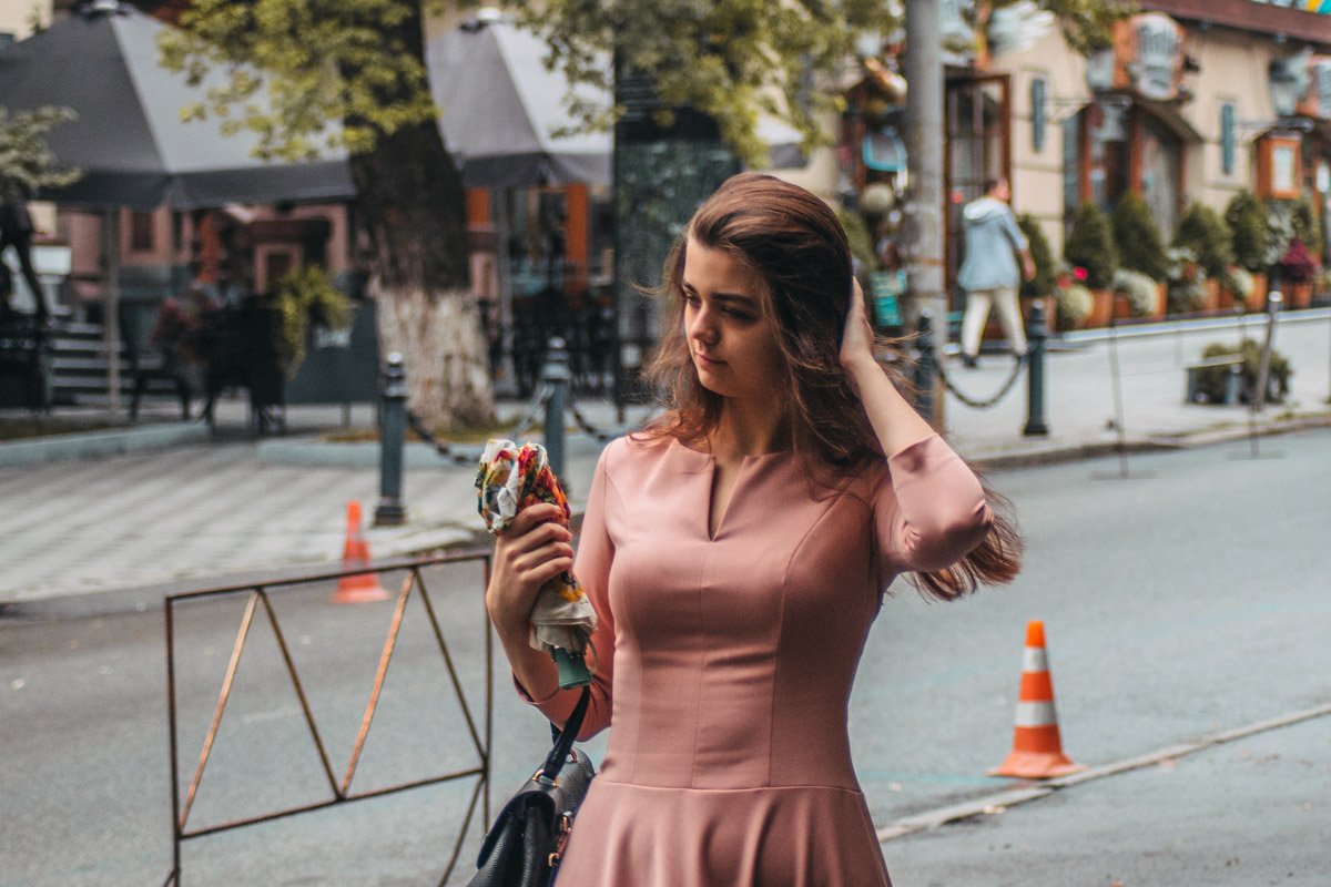 Нежный цветок на серых столичных улицах Нежный цветок на серых столичных улицах