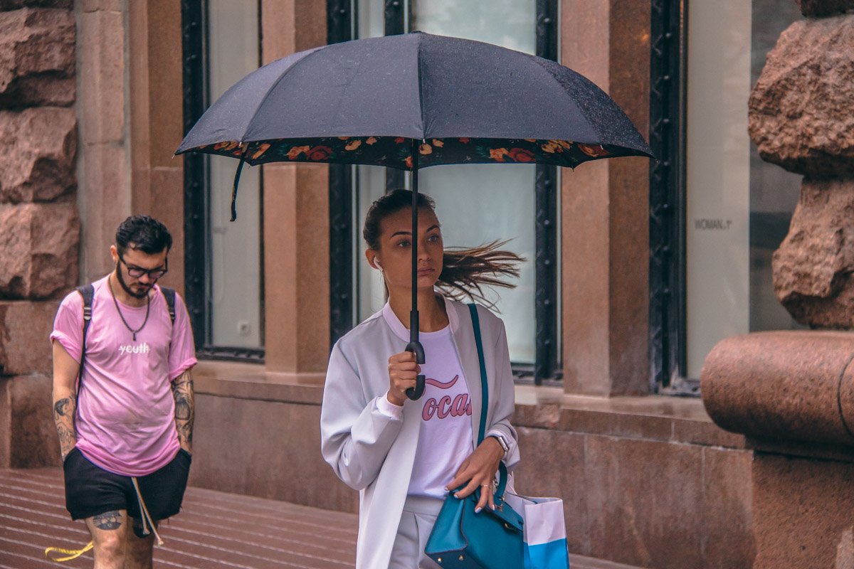 Как всегда... Как бы не оделась стильно, все внимание - мужчине! Как всегда... Как бы не оделась стильно, все внимание - мужчине!