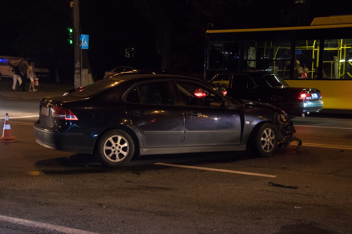 Chevrolet ударил Saab, когда тот пытался свернуть в сторону проезда во двор 