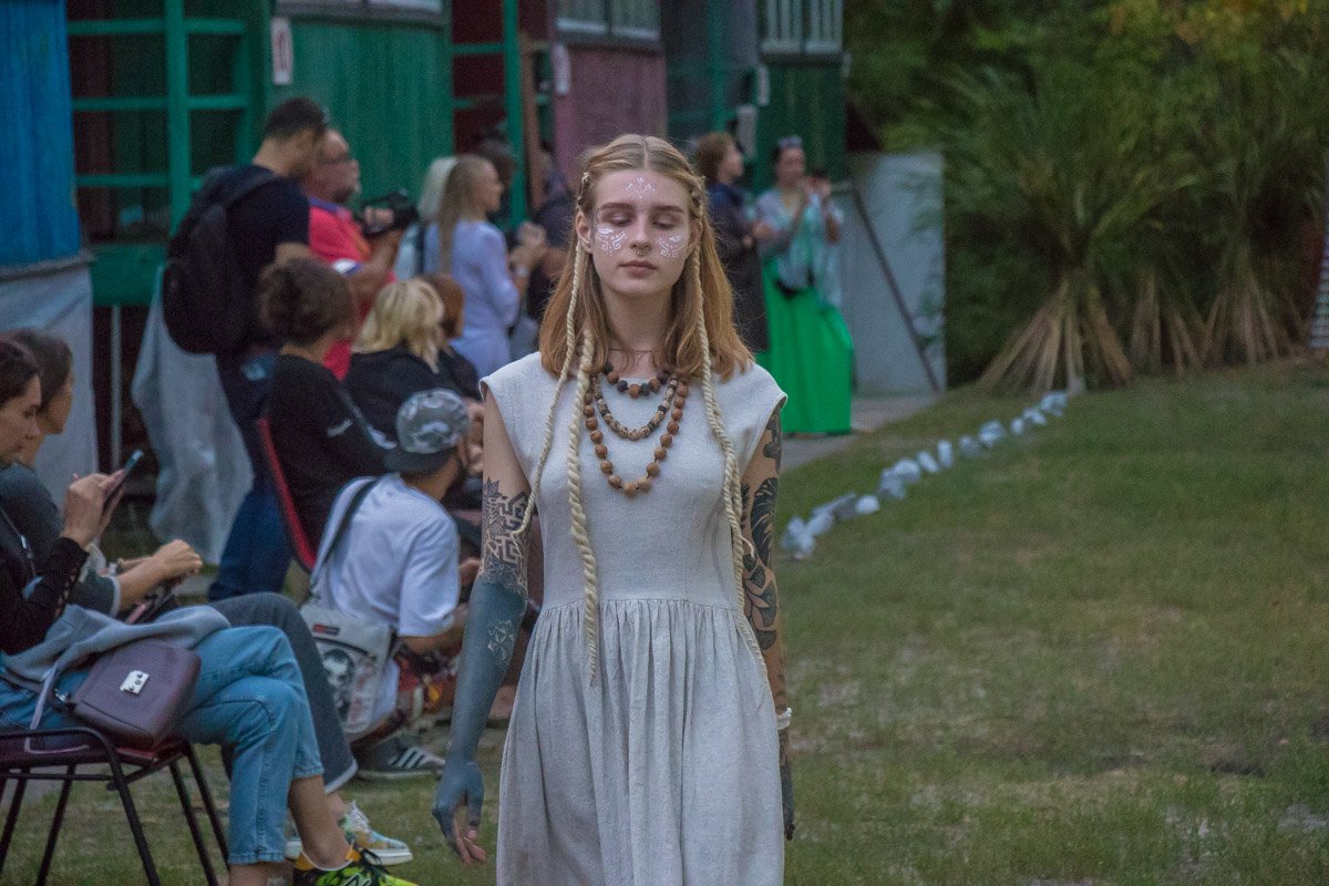 Дизайнер Дженифер Ирен Товт представила коллекцию одежды из конопли Дизайнер Дженифер Ирен Товт представила коллекцию одежды из конопли