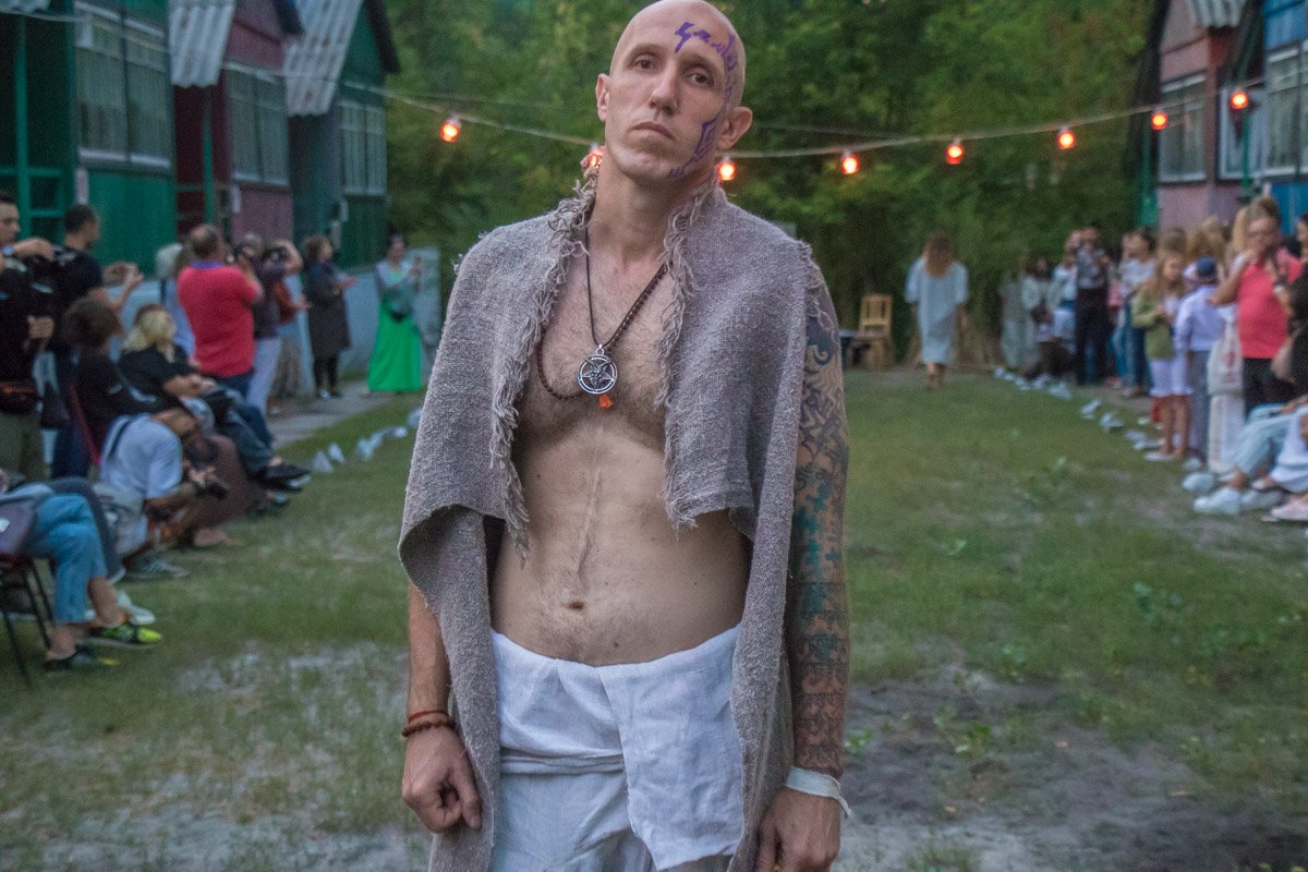 В коллекции есть как мужская, так и женская одежда В коллекции есть как мужская, так и женская одежда