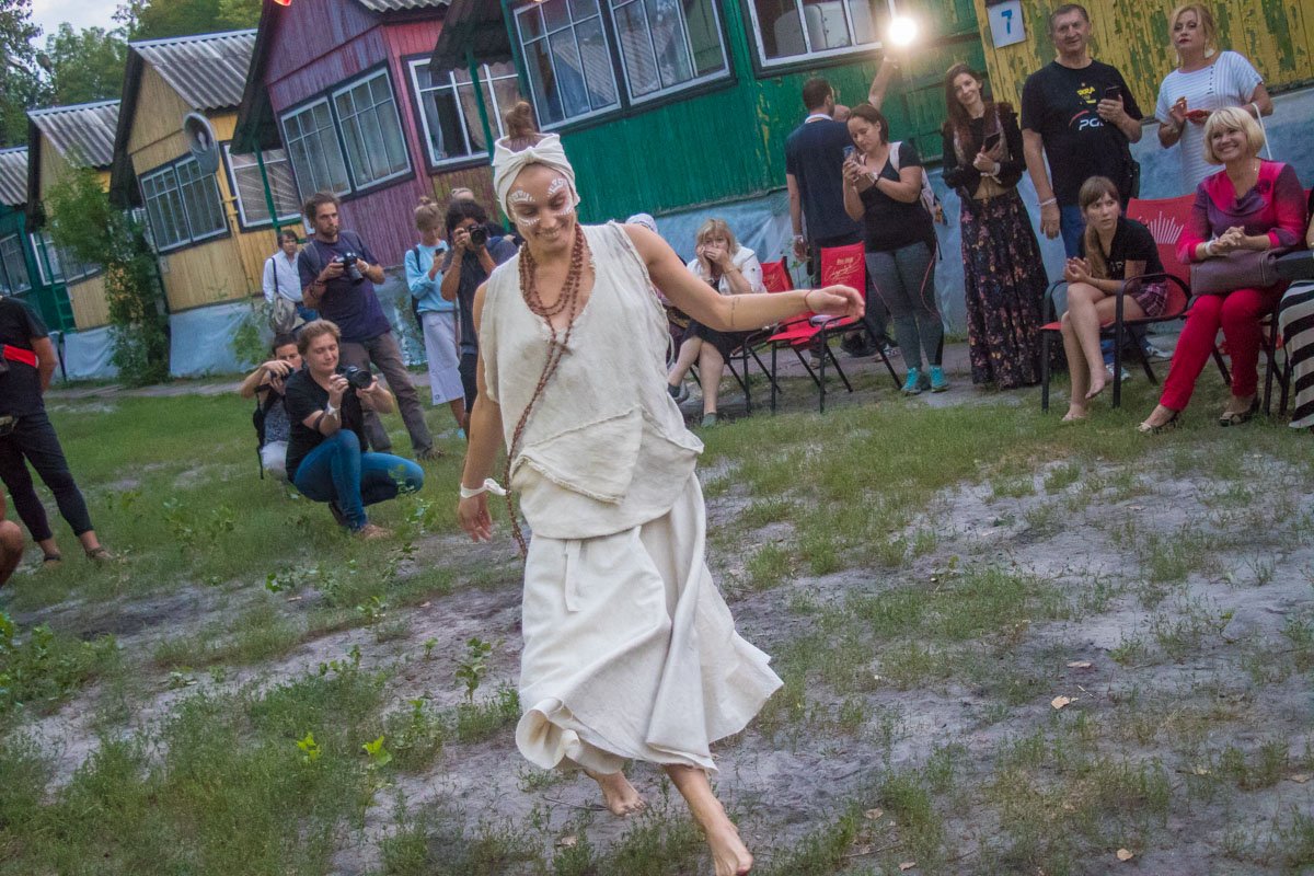 В легкой экологически чистой одежде удобно танцевать В легкой экологически чистой одежде удобно танцевать