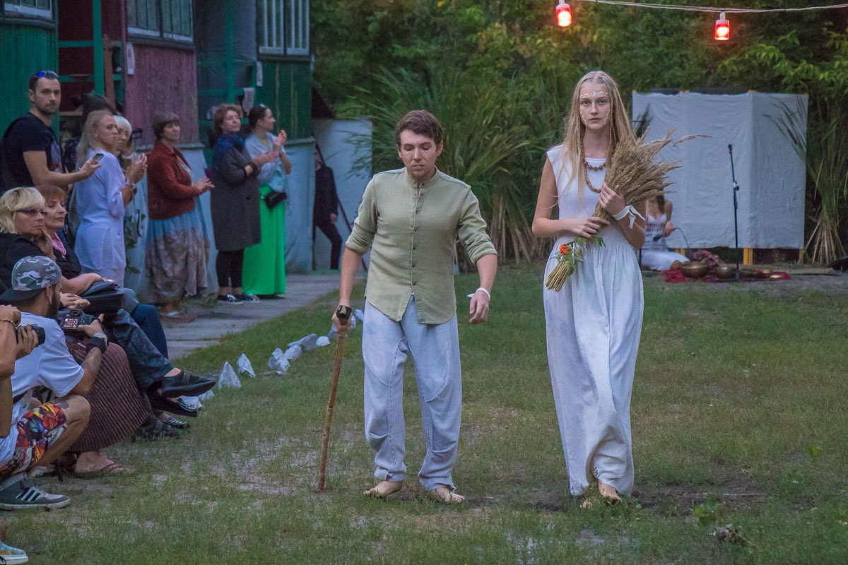 Подиумом для моделей стала земля и трава Подиумом для моделей стала земля и трава