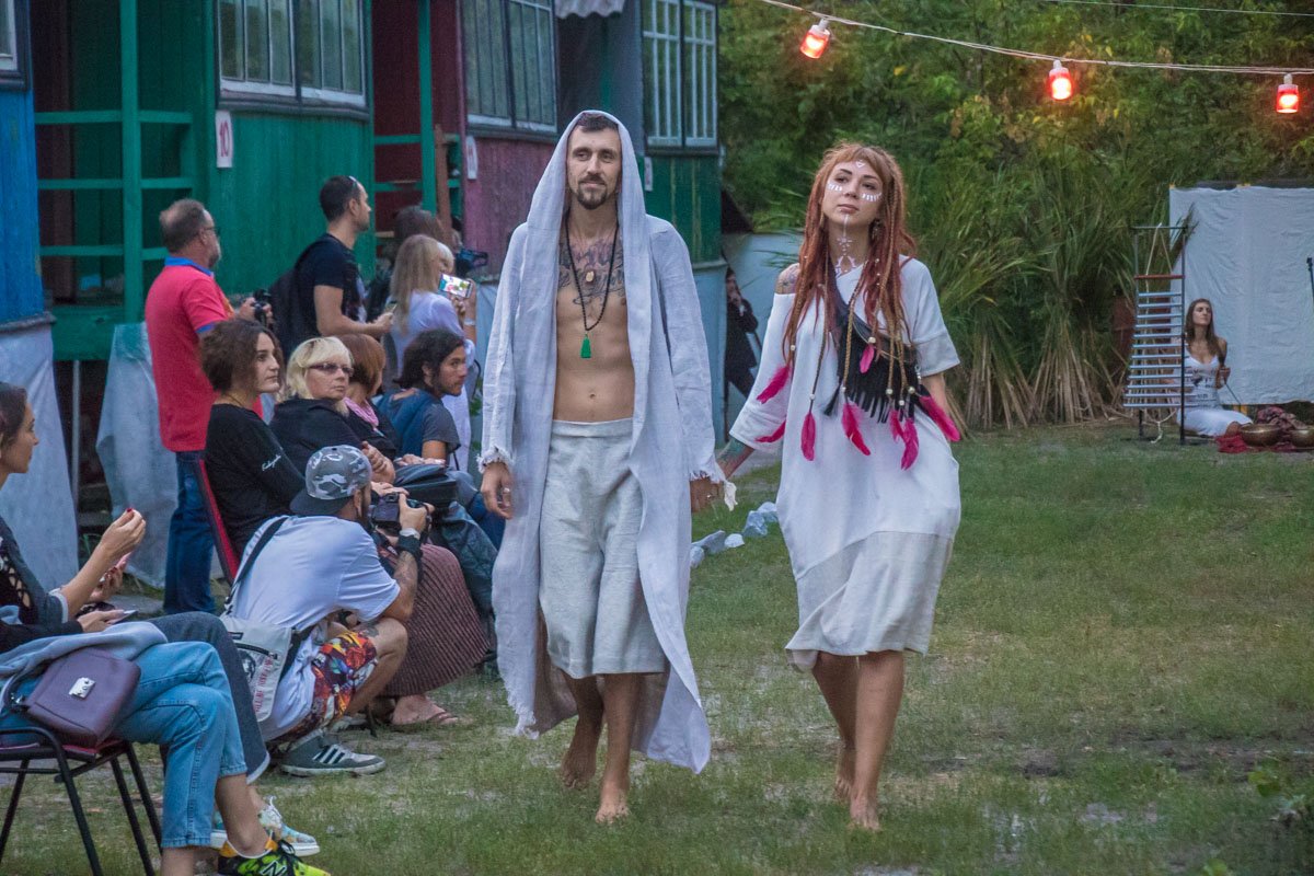 Модели демонстрировали наряды босиком Модели демонстрировали наряды босиком