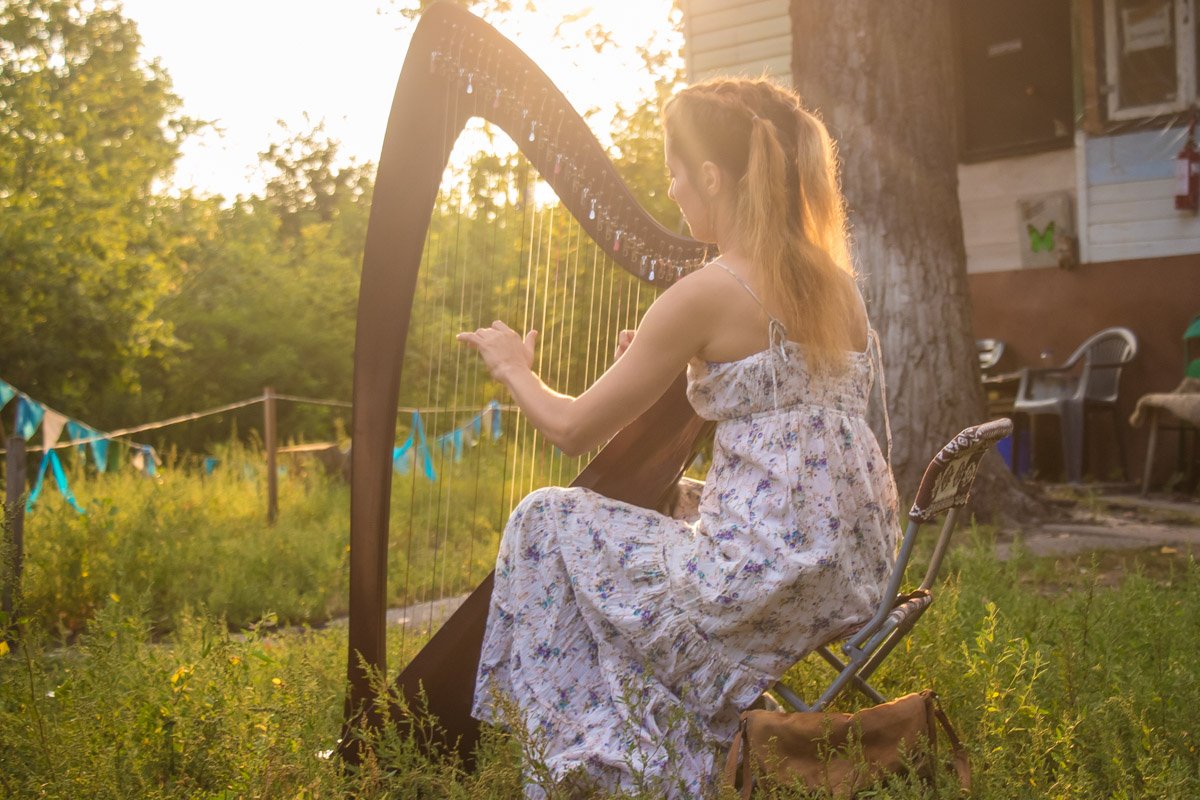 Показ сопровождался приятной живой музыкой Показ сопровождался приятной живой музыкой
