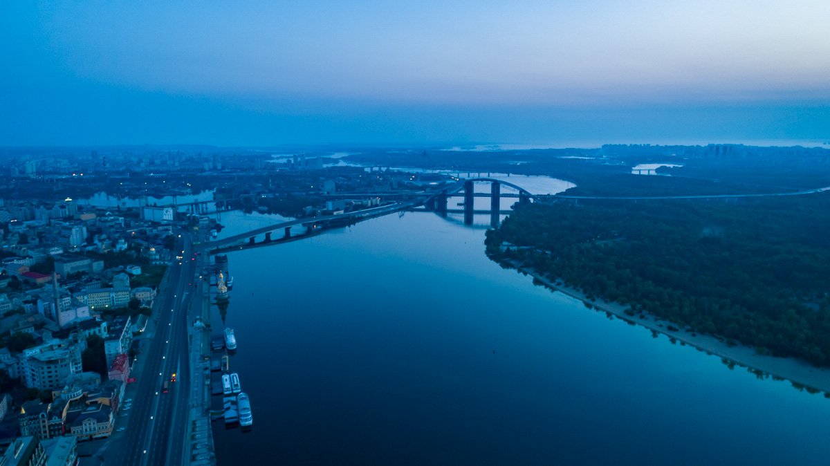 Пешеходный или Парковый мост  - соединяет центральную часть Киева с Трухановым островом