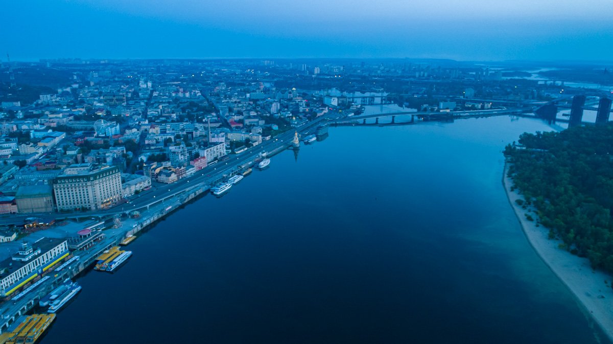 Отсюда открываются потрясающие виды на набережную Днепра, на место крещения Руси