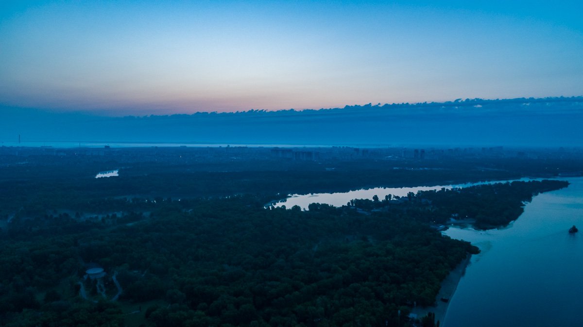 Также видно Труханов остров и холмы, где расположены Мариинский и Хрещатый парки