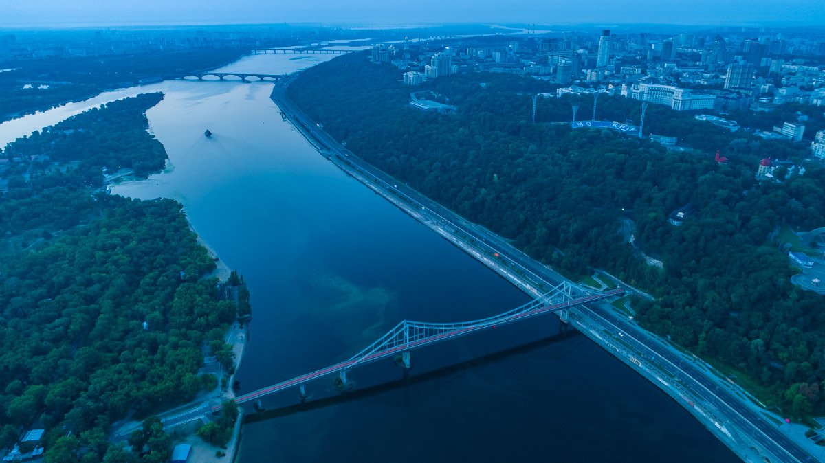 Вдали можно заметить и Владимирскую горку