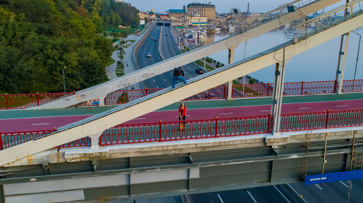 На мосту встретишь влюбленных, фотографов, танцоров, музыкантов и даже экстремалов, которые решаются прыгнуть вниз с высоты со страховкой