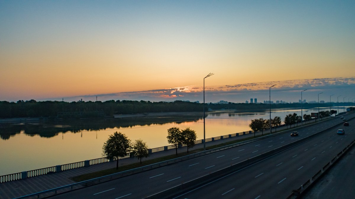 Особенно красивы рассветы, когда солнце только встает над Киевом