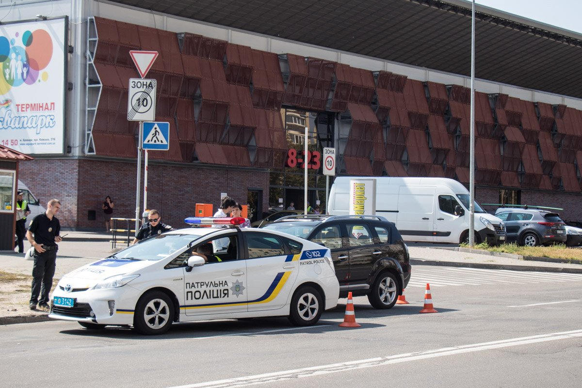 В Киеве на улице Березняковской полиция задержала Mitsubishi Outlander