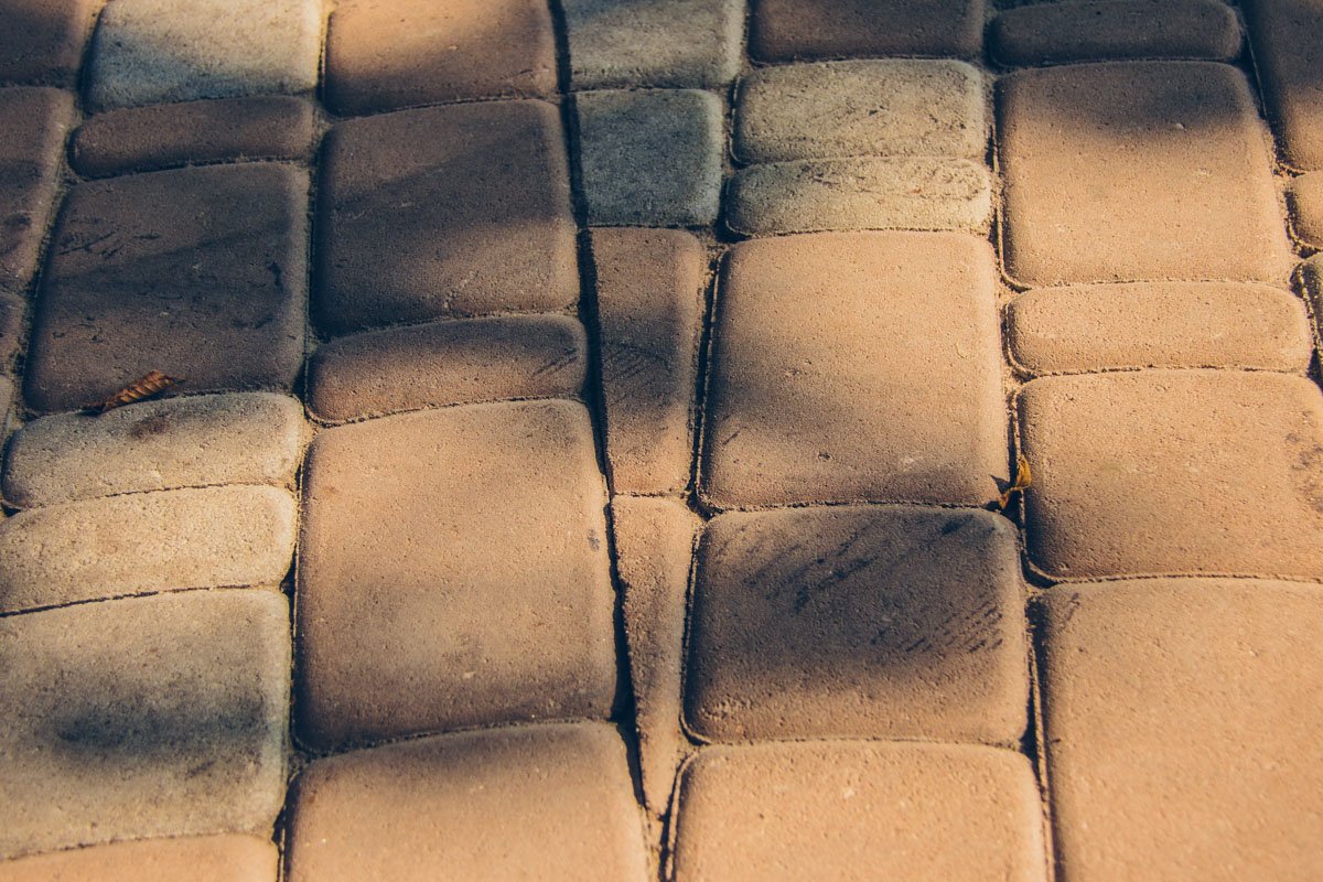 Вместо асфальта использовали новый улучшенный материал - полимерасфальтобетон, который более долговечен Вместо асфальта использовали новый улучшенный материал - полимерасфальтобетон, который более долговечен