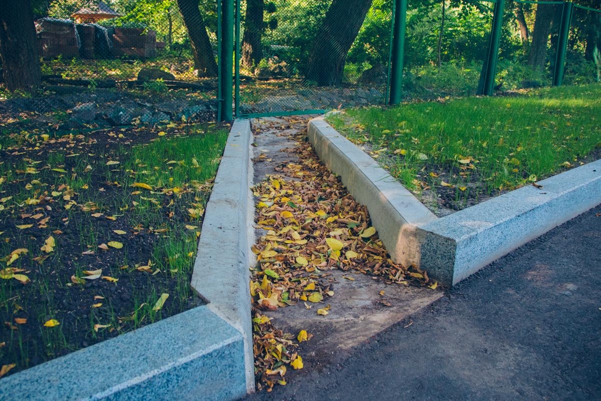 Также отремонтировали дождевую канализацию, чтобы на дороге не было подтоплений, установили новые гранитные бордюры Также отремонтировали дождевую канализацию, чтобы на дороге не было подтоплений, установили новые гранитные бордюры