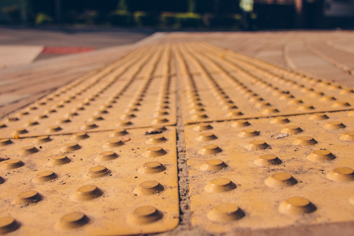 Разметка на дороге выполнена вместо краски из пластика, что делает ее более устойчивой Разметка на дороге выполнена вместо краски из пластика, что делает ее более устойчивой