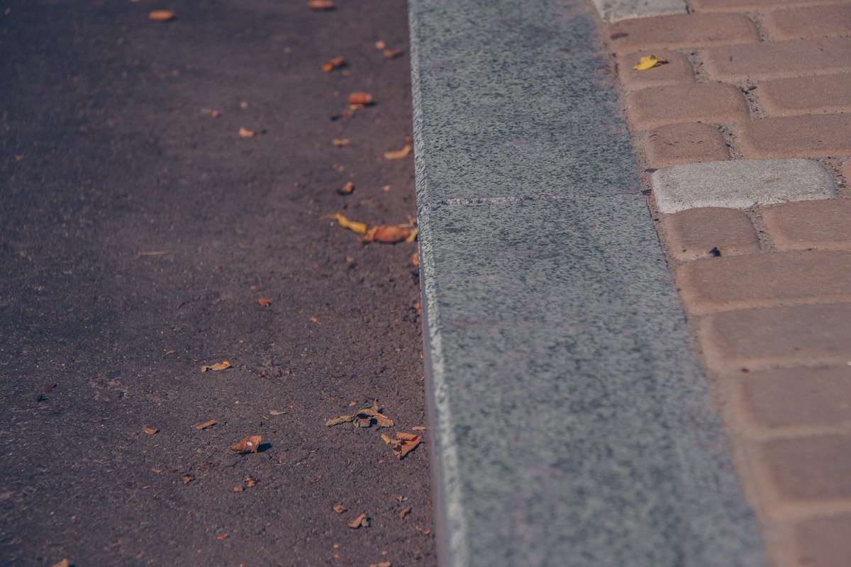 По этой улице каждый день проходят много людей, ведь рядом расположен Свято-Покровский Голосеевский монастырь и Национальный университет биоресурсов и природопользования Украины По этой улице каждый день проходят много людей, ведь рядом расположен Свято-Покровский Голосеевский монастырь и Национальный университет биоресурсов и природопользования Украины